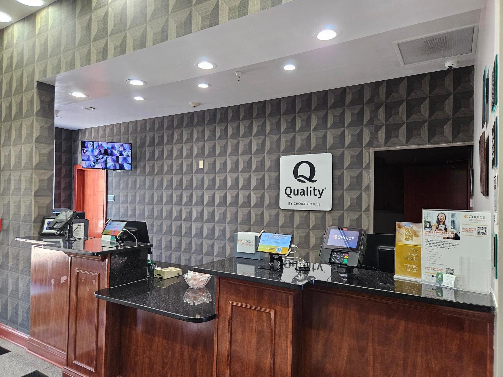 Quality Inn & Suites Greenville I-65 Exteriör bild